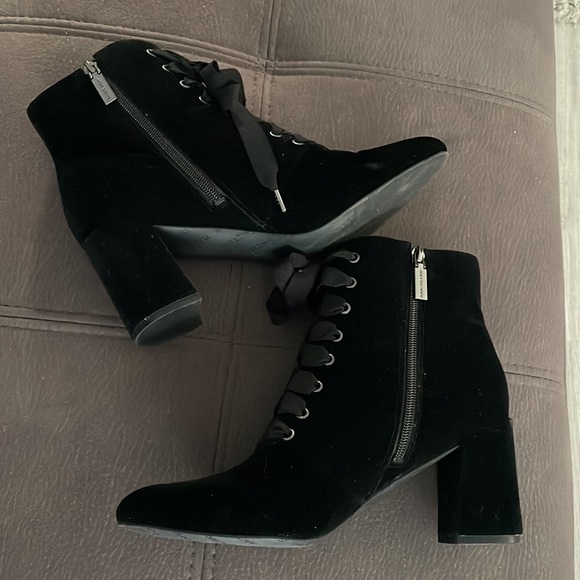 ISAAC MIZRAHI NWOT Black with Flower Design Velour Style Heeled Booties Size 9 - Picture 5 of 12